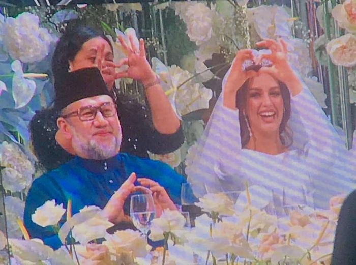 Sultan Malaysia Yang di-Pertuan Agong Sultan Muhammad V dikabarkan menikah dengan perempuan Rusia.