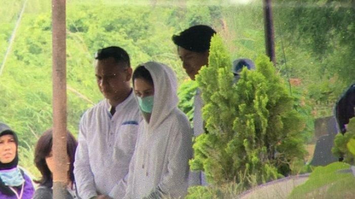 Sosok yang diduga Cut Meyriska pada pemakaman ibunda Roger Danuarta