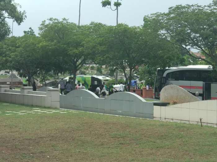 Pemakaman Ibunda Roger Danuarta di Pemakaman Taman Kenangan Lestari, Karawang, Jawa Barat.
