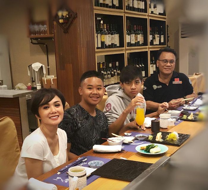 Keharmonisan mantan suami Yuni Shara, Henry Siahaan, bersama sang Penyanyi dan kedua buah hati mereka.