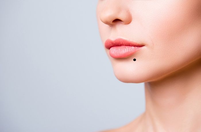 Tahi lalat di bawah bibir