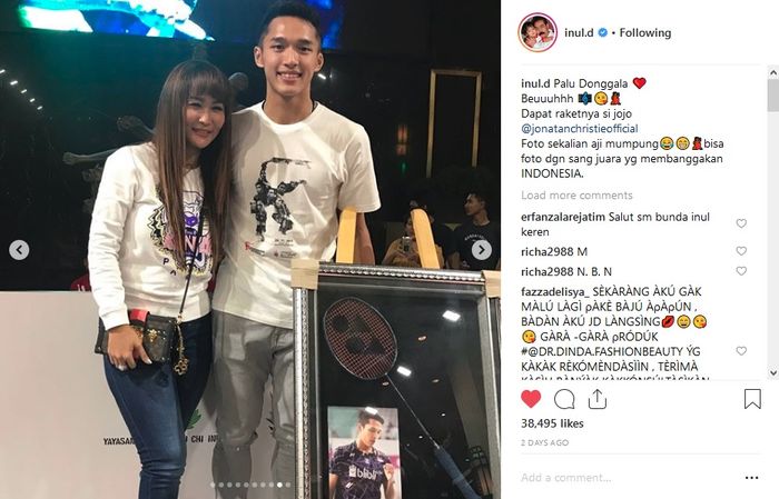 Inul Daratista membeli raket Jonatan Christie dalam acara lelang untuk Palu dan Donggala.