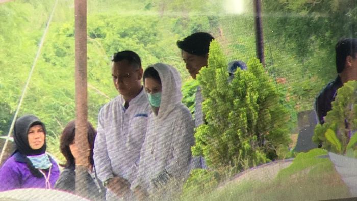 Cut Meyriska nampak menghadiri pemakaman ibunda Roger Danuarta