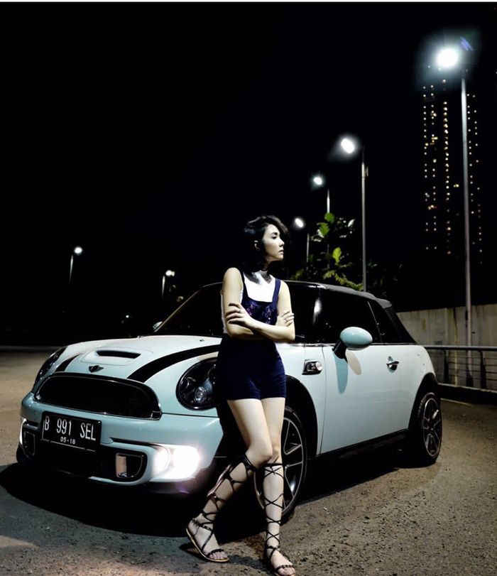 Gisel dan mobil mini cooper pemberian Gading Marten