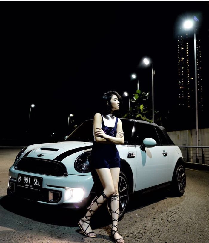 Mobil Mini Cooper menjadi latar belakang Gisella Anastasi saat melakukan sesi foto.