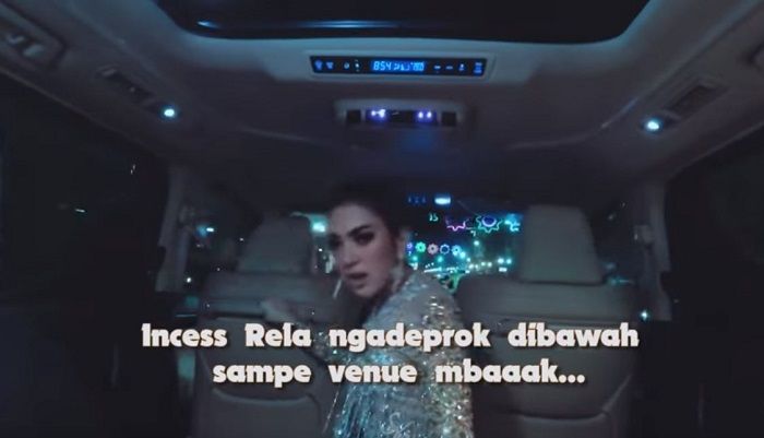 Syahrini rela 'ngedeprok' dalam mobil hanya untuk menjaga baju yang dikenakan tidak rusak