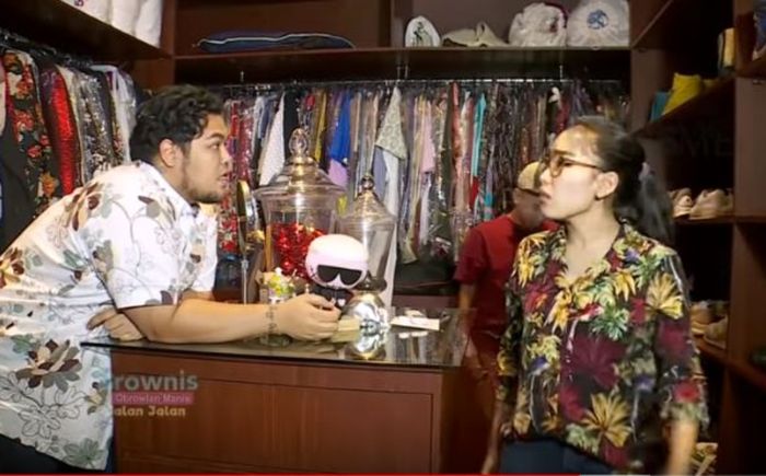 kamar baju yang menjadi bagian dari kamar tidur Ivan Gunawan juga dieksplorasi oleh Ayu Ting Ting dan Ruben Onsu