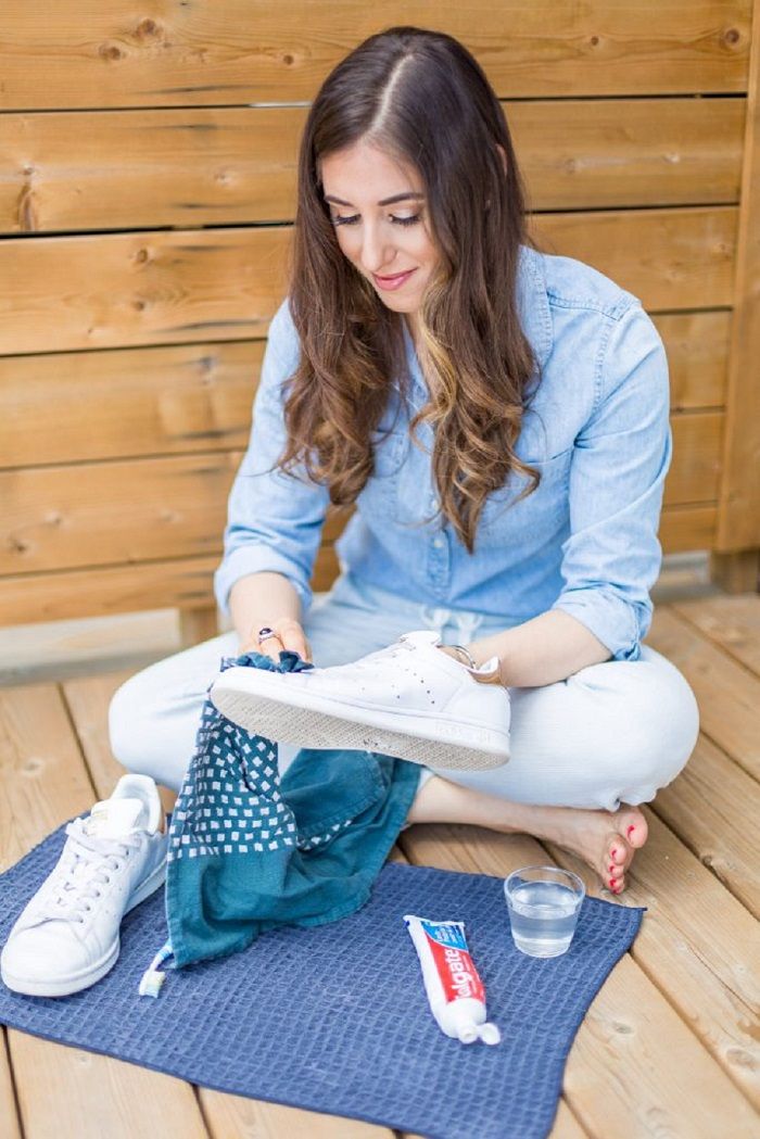 Bersihkan sneakers putih dengan lap basah