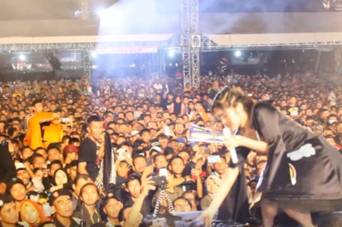 Via Vallen Sepanggung dengan Nella Kharisma dan Dilempar Handphone, Reaksinya Tak Terduga