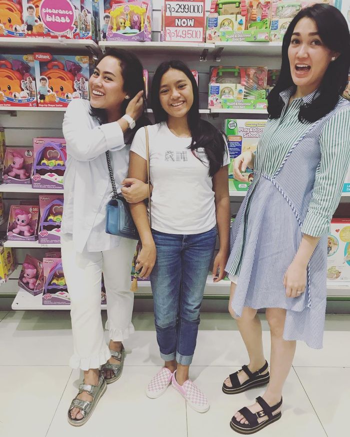 Allea saat berbelanja di sebuah toko