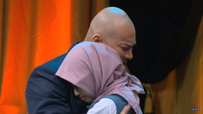 Tangis Deddy Corbuzier Tak Terbendung Saat Kedatangan Tamu Spesial di Ulang Tahun Hitam Putih