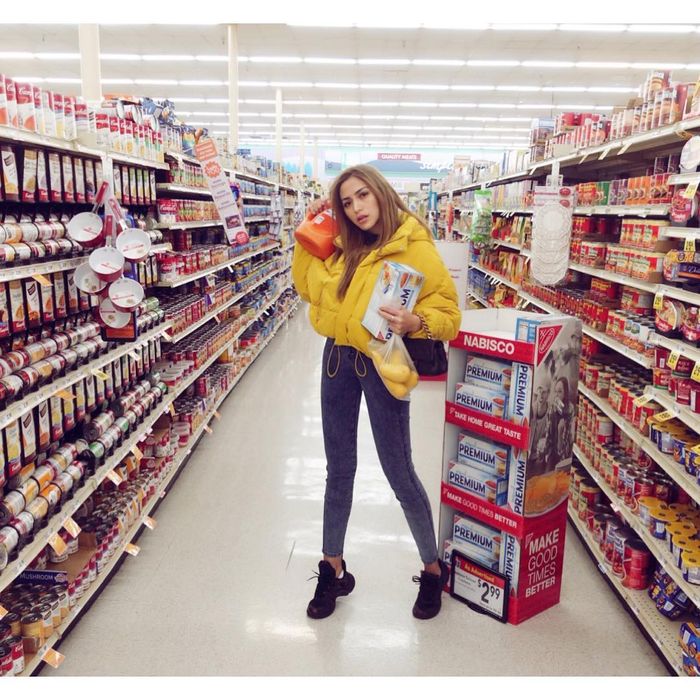 Padu Padan Sneakers ala Jessica Iskandar Untuk Tampil Stylish - Jaket Puff dan Dad Sneakers
