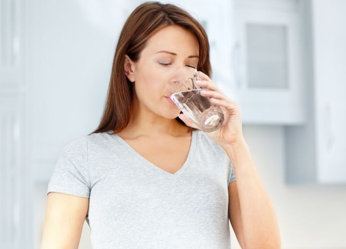 5 Manfaat Minum Air Putih Setiap Pagi