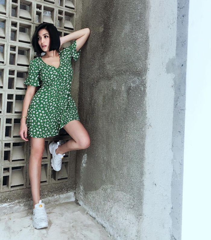 Padu Padan Sneakers ala Jessica Iskandar Untuk Tampil Stylish - Dress dan Sneakers