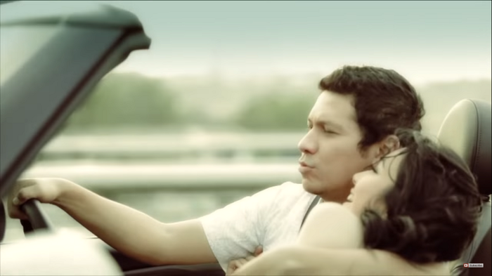 Gisel dan Gaidng saat naik mobil pengantin di vido klip