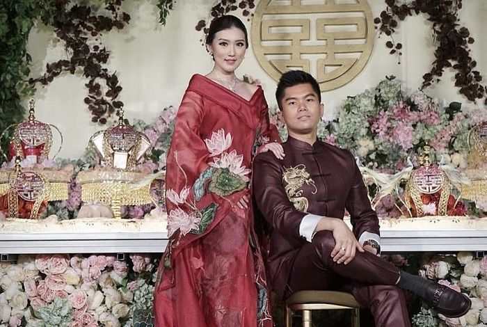 Clarissa Wang dalam balutan gaun berwarna merah di acara pertunangannya dengan Jusup Maruta Cayadi