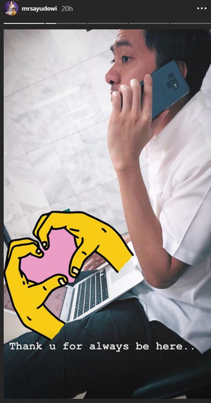 Regi Datau menemani Ayu Dewi di Rumah Sakit