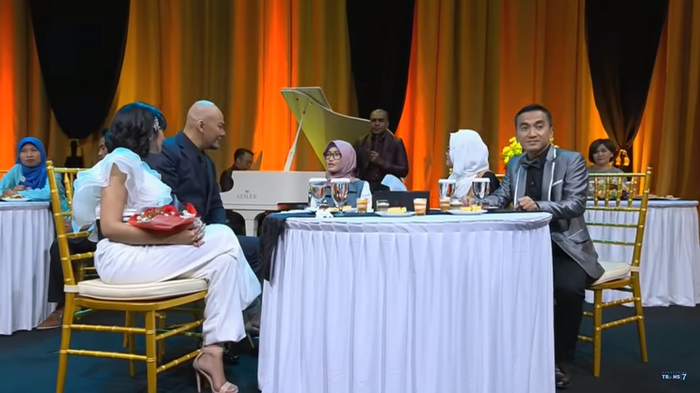 Tangis Deddy Corbuzier Tak Terbendung Saat Kedatangan Tamu Spesial di Ulang Tahun Hitam Putih