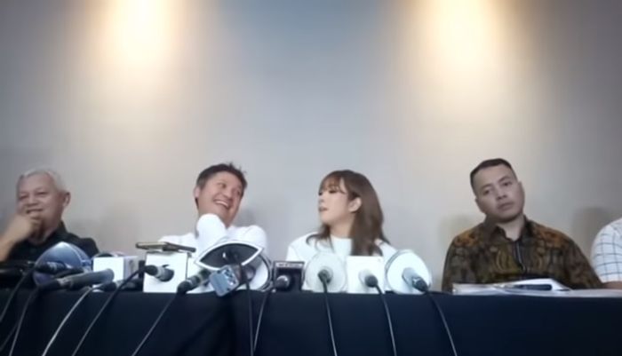 Ekspresi Gading dan Gisel ditanya masih saling cinta atau tidak