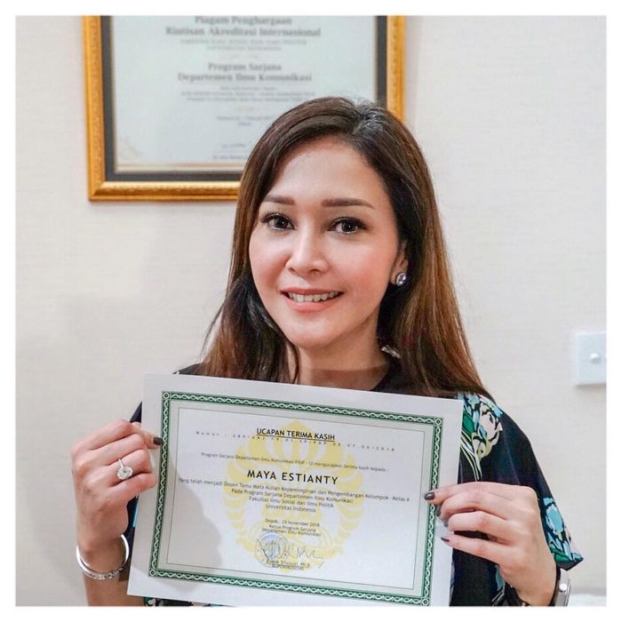 Maia Estianty tampil cantik dengan makeup natural saat jadi dosen tamu di UI