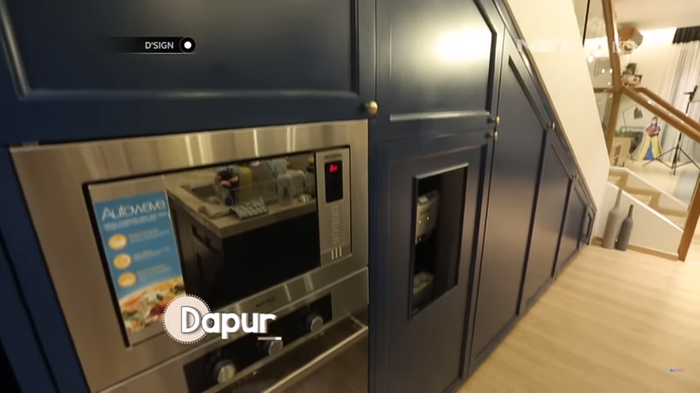 pemanfaatan space bawah tangga untuk dapur di rumah Gisella Anastasia dan Gading Marten