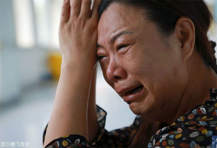 Ibu Peng Fei menangis setelah mengetahui anakny menderita 16 penyakit karena sering makan mi instan.