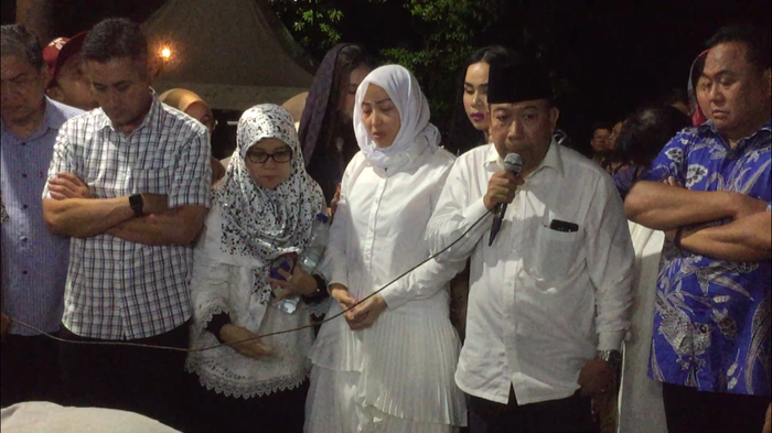 Para keluarga dan kerabat hadir mengantarkan ibunda Ayu Dewi, Sekar Dewi ke tempat persistirahatan t