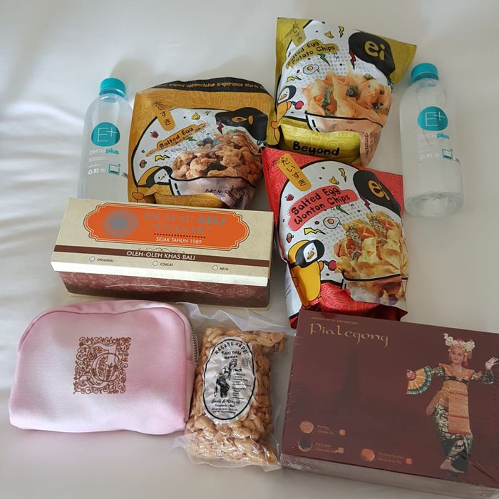 Isi tas souvenir pernikahan Crazy Rich Surabayan Jusup Maruta dan Clarissa Wang