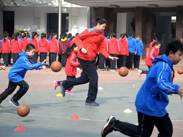 Zhang Ziyu menekuni olahraga basket