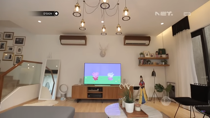 Ruang keluarga rumah Gisella Anastasia dan Gading Marten