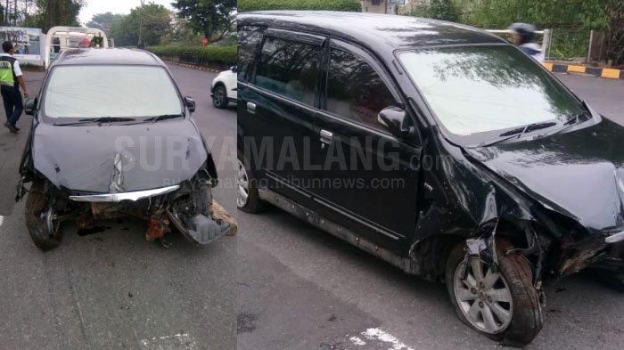Bagian depan mobil Toyota Avanza ringsek