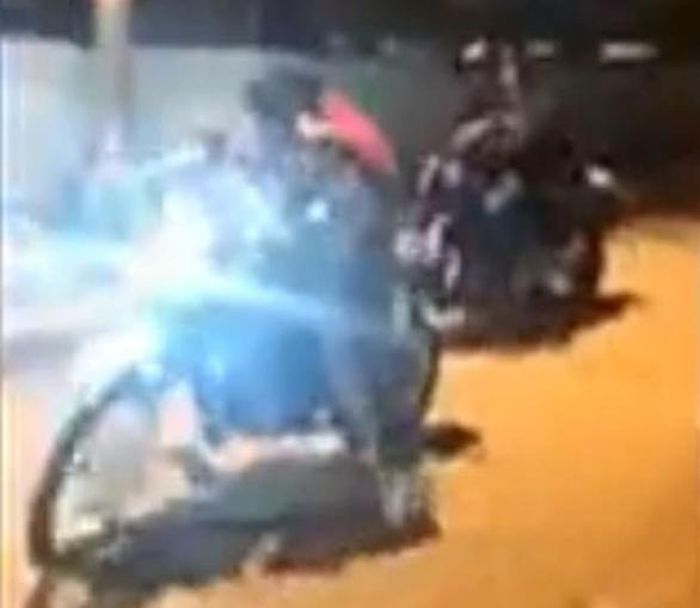 Wanita pembunuh tersebut datang bersama gengnya menggunakan motor.