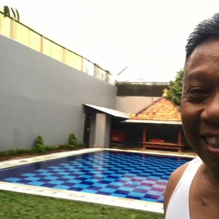Kolam renang Tukul Arwana yang sederhana.