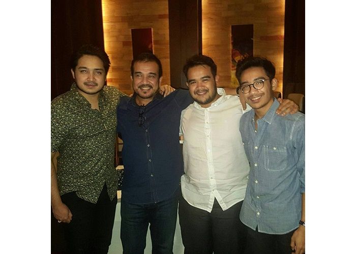Aazief bersama dengan ayah dan saudaranya