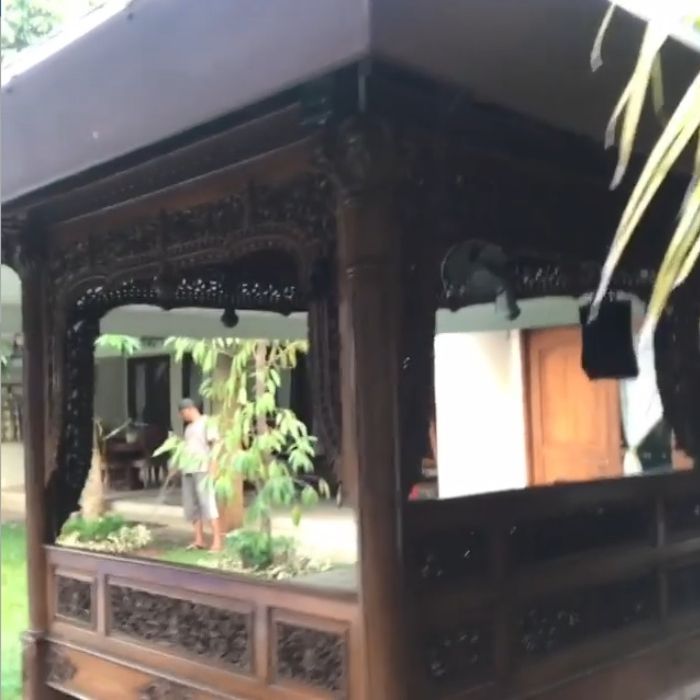 Gazebo berhias ukiran di rumah Tukul Arwana.