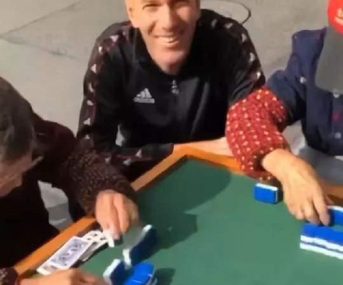 Zidane sedang menikmati pertunjukkan mahjong