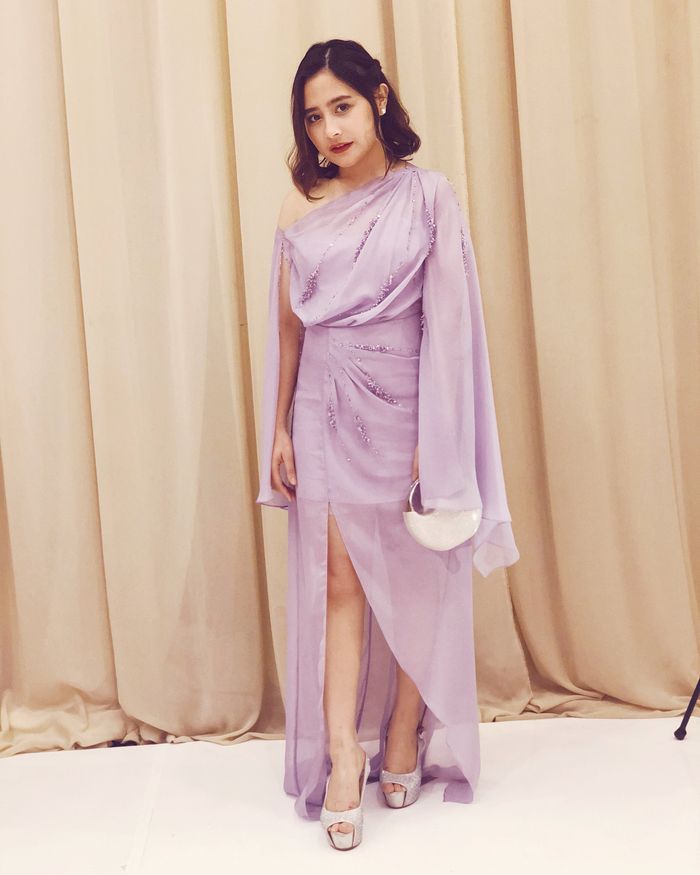 Gaya fashion Prilly Latuconsina saat ke kondangan dengan off shoulder dress