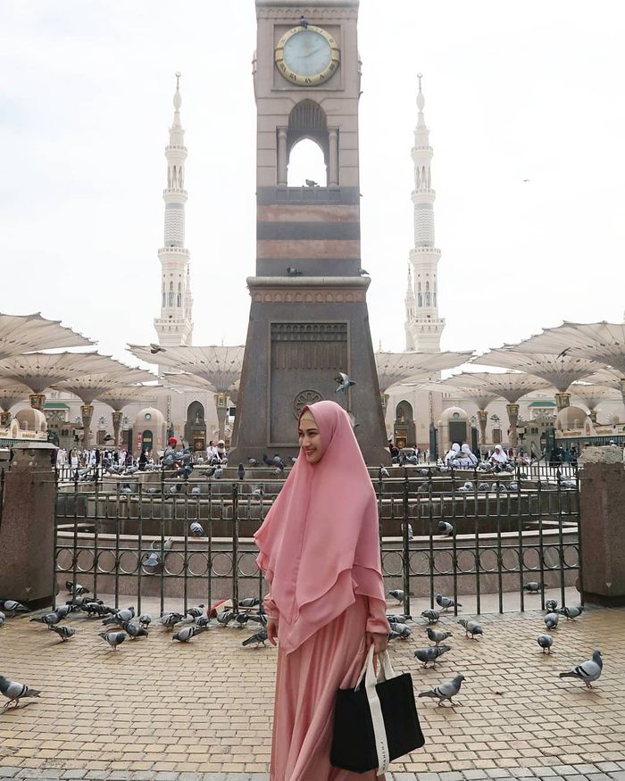 Penampilan cantik Melody dengan gamis pink