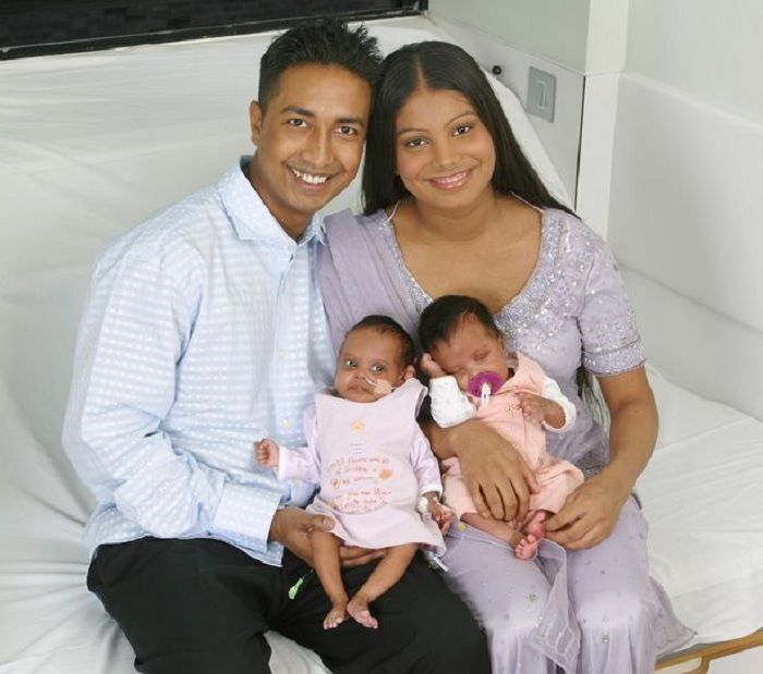 Ibu dan ayah dengan bayi kembar mereka