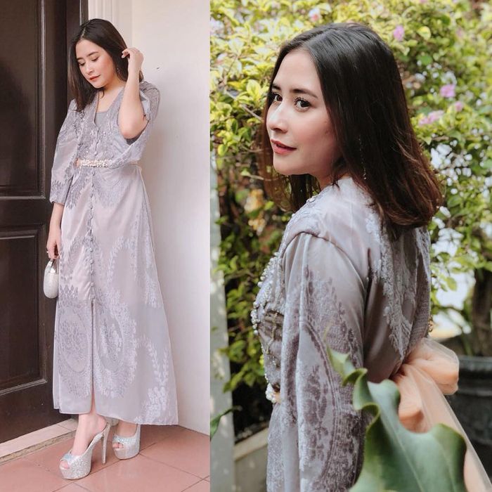 Gaya fashion Prilly Latuconsina saat ke kondangan dengan shirt dress nuansa silver
