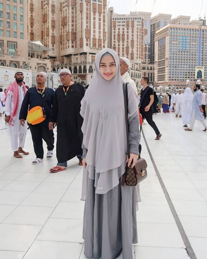 Penampilan Melody dengan gamis syari