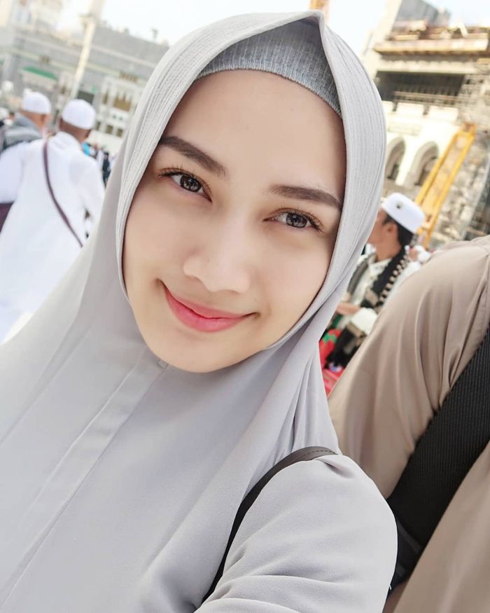 Penampilan cantik Melody saat umrah bersama suami