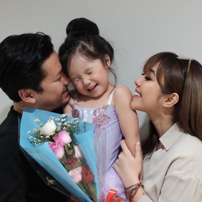 Gading Marten dan Gisella Anastasia tampak kompak menonton pementasan balet Gempi.