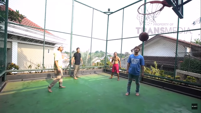 Mewah dan Asri, Intip Water Park Pribadi Denny Cagur yang Dilengkapi Taman Vertikal dan Air Terjun