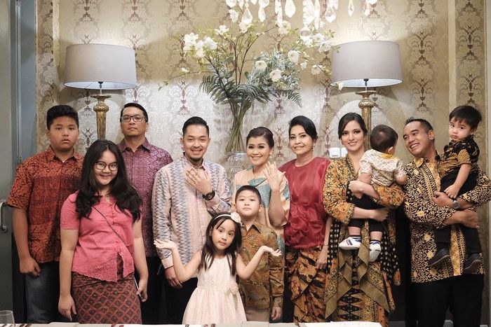 Penampilan ibu Nia Ramadhani di acara tunangan kakak Nia, Talitha Elizabeth Nugroho.