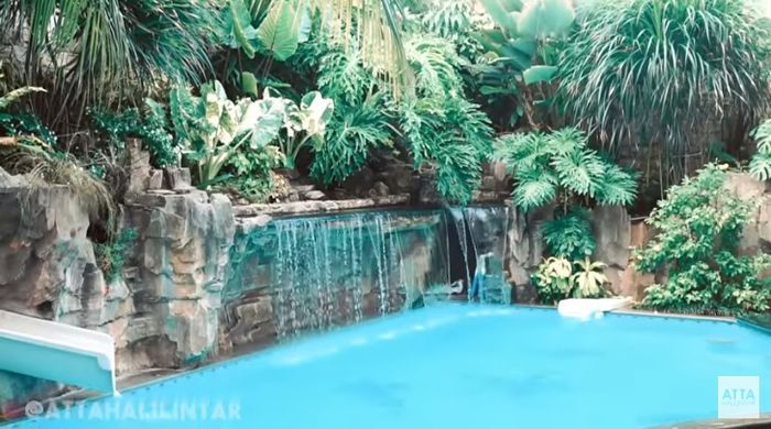 Mewah dan Asri, Intip Water Park Pribadi Denny Cagur yang Dilengkapi Taman Vertikal dan Air Terjun