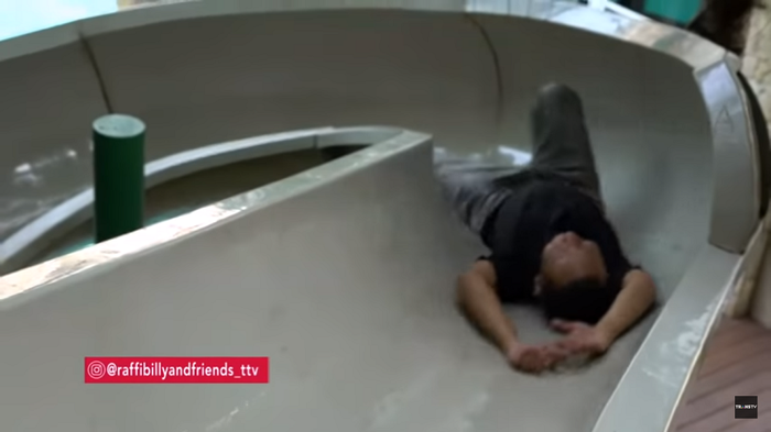 Mewah dan Asri, Intip Water Park Pribadi Denny Cagur yang Dilengkapi Taman Vertikal dan Air Terjun