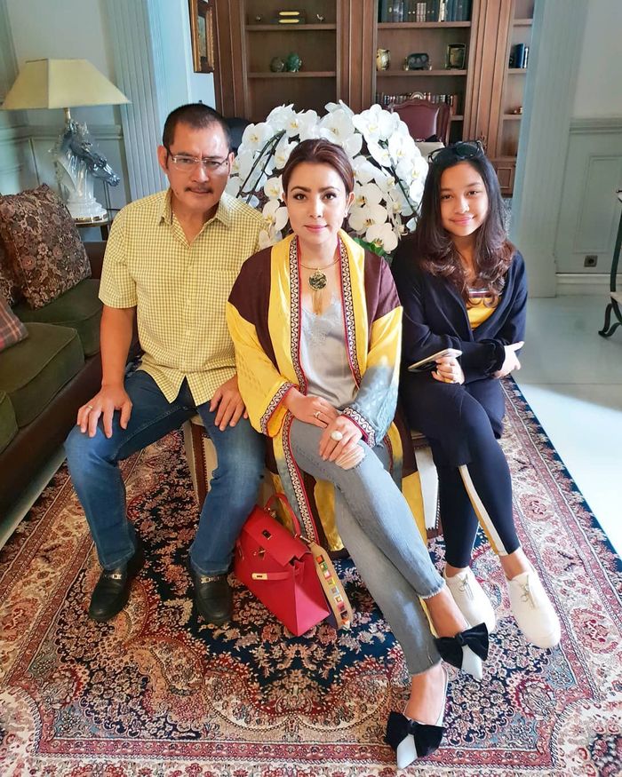 Di ruang tamu Mayangsari, Bambang, dan Khirani berpose bersama
