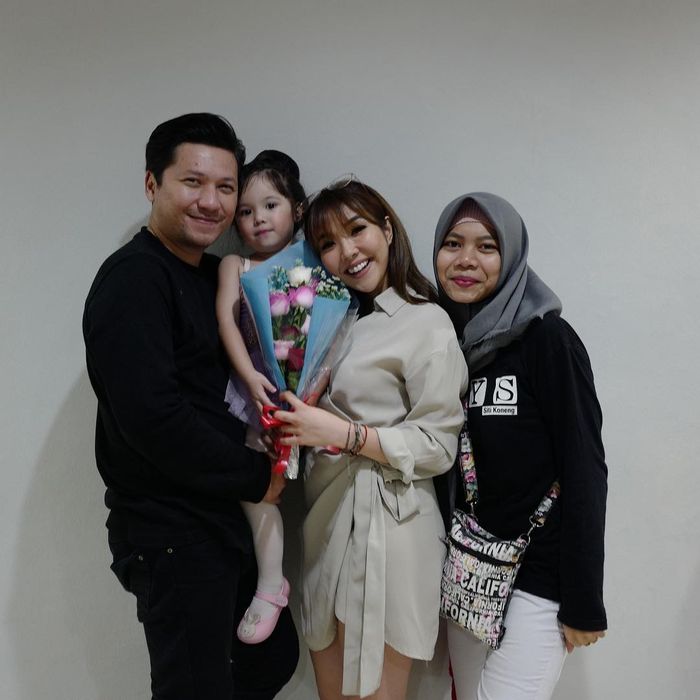 Pengasuh Gempi, Koneng, juga ikut menonton pertunjukan balet Gempi.