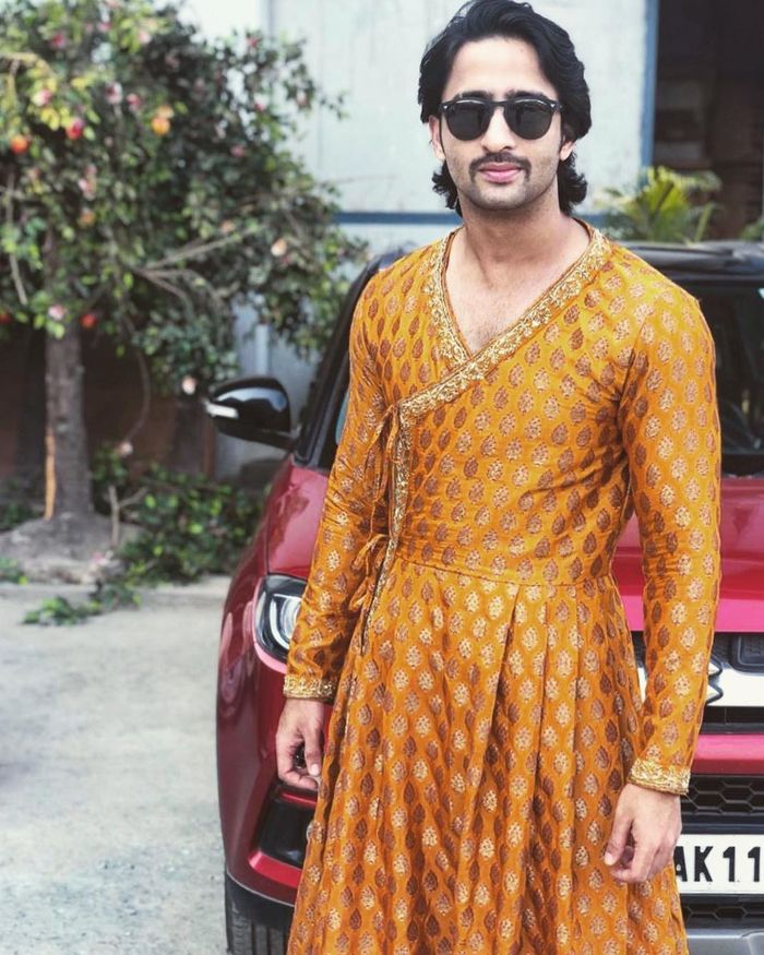 Shaheer Sheikh pakai baju khas india wanita